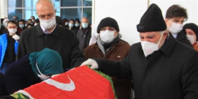 Koronavirüse yenik düşen hemşire için tören düzenlendi