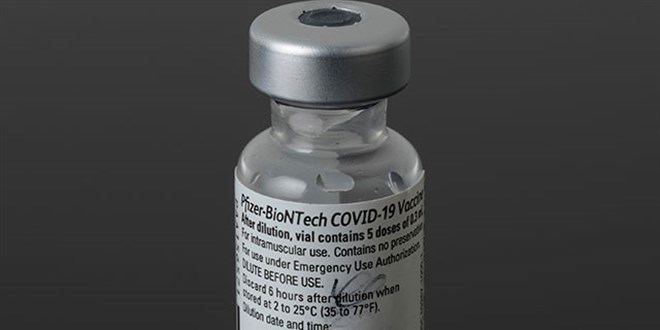 Covid-19 aşısının ilk şişesi ve şırıngası müzeye konuldu