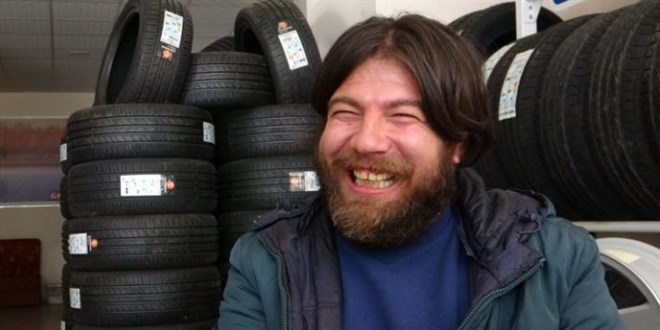Gülmeden duramıyor, herkes gülmek için yanına geliyor