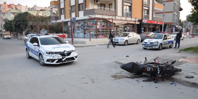Mersin'de polis aracı ile motosiklet çarpıştı: 2 yaralı