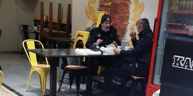 Zabıta memurları yasağa rağmen lokantada yemek yedi