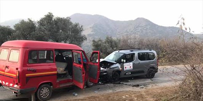 Minibüs ile filyasyon ekibini taşıyan araç çarpıştı: 5 yaralı