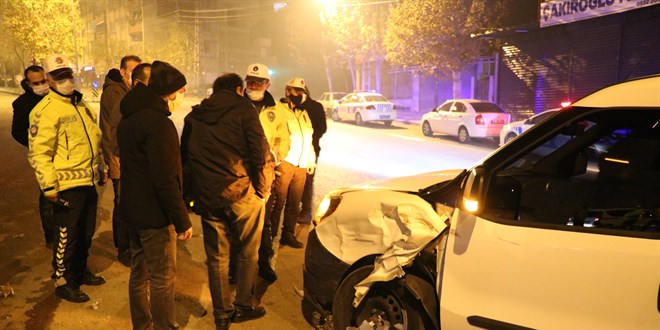 Polis aracına çarpan şahısların 'şoför benim' tartışması