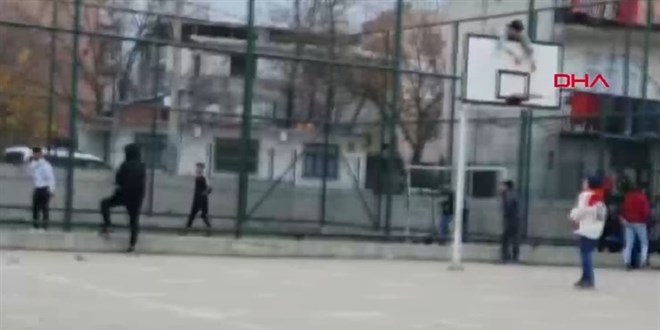 Kısıtlamaya rağmen maç yapan gençlere polisten sitem