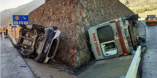 Gümüşhane'de ambulans kaza yaptı: 2 personel yaralandı