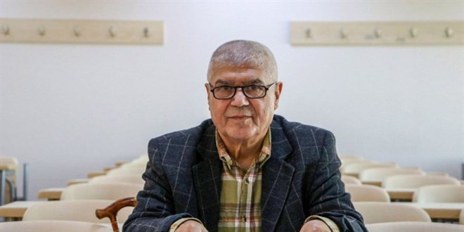 Bastonuyla girdiği üniversiteyi birinci bitirdi