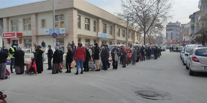 Pazar girişinde sosyal mesafesiz HES Kodu kuyruğu