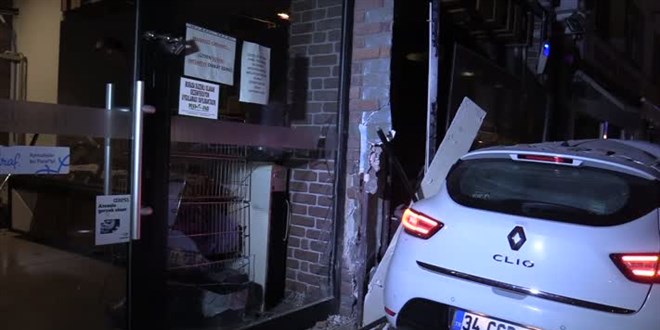 'Dur' ihtarına uymayarak kaza yapan kişi, aracını bırakarak kaçtı