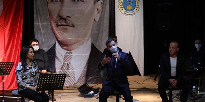 Öğretmenlerden oluşan koro evde kalan vatandaşlar için türkü söyledi