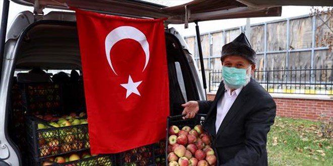 Yetiştirdiği elmaları 700 kilometreden hudut nöbeti tutan Mehmetçiğe getirdi