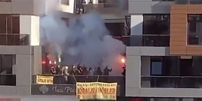 Plaza terasında meşaleli, mesafesiz, maskesiz kutlama