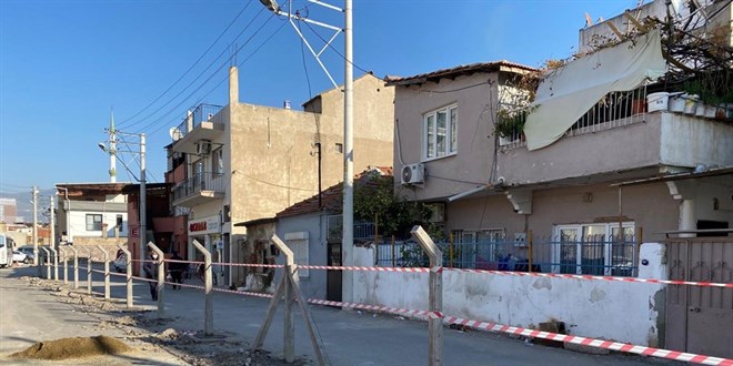 Tapulu arazim dedi, yolu 'beton çit' ile böldü