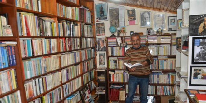 Emekli öğretmen, evini kütüphaneye çevirdi