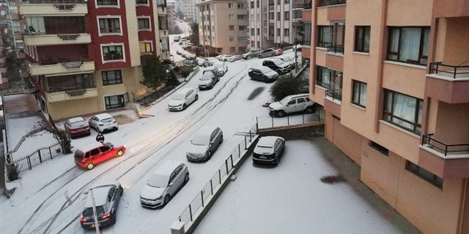 Ankara'ya mevsimin ilk karı yağdı
