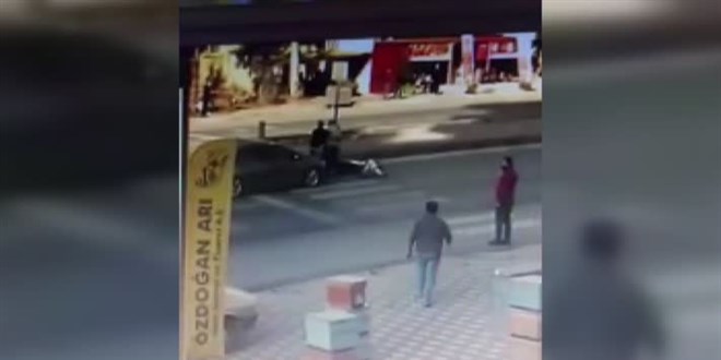 Motosiklet s�r�c�s� ara�lar�n alt�nda kalmaktan son anda kurtuldu