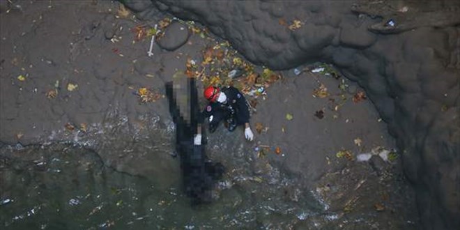 Obrukta bulunan erkek cesedi, itfaiye ekiplerince ��kar�ld�