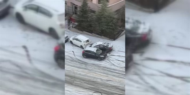 Ba�kent'te buzlanma nedeniyle ara�lar�n kayma anlar�