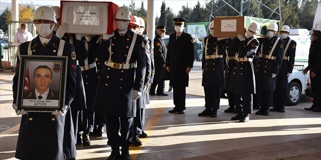 Hayatını kaybeden uzman çavuş ve ailesi toprağa verildi