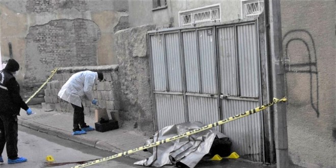 Konya'da sokak ortasında eşini öldürüp intihar eden kişi hastanede öldü