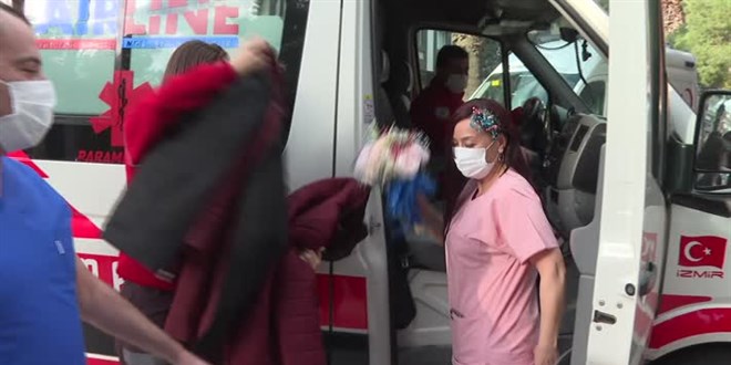 Sağlıkçı çift, ambulansla geldikleri nikah sarayında evlendi