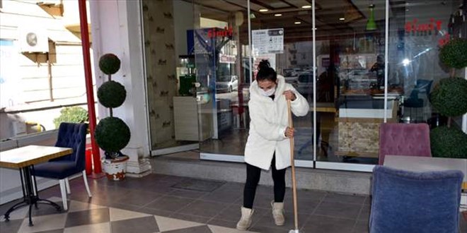 Kadn esnafn darbedilmesi gvenlik kamerasna yansd