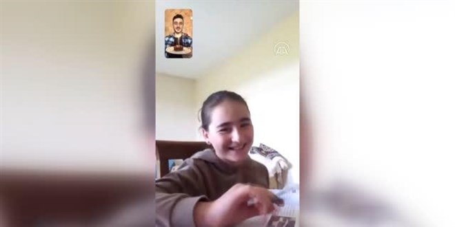Öğretmenden, canlı derste öğrencisine doğum günü sürprizi