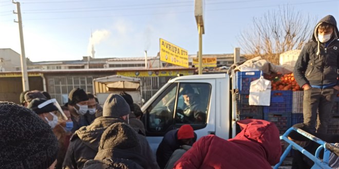 Kaza yerine tepsiyle çay servisi yapan şahıs akıllara durgunluk verdi