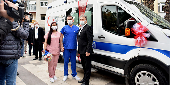 Sağlık çalışanının düğünü böyle olur! Önlükten gelinlik, ambulanstan gelin arabası