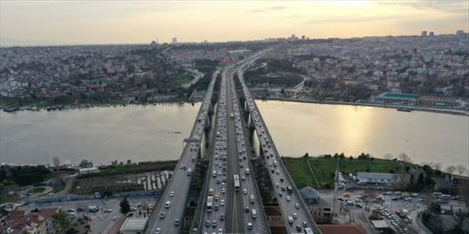 Kısıtlama öncesi İstanbul boşalıyor, trafik durma noktasına geldi