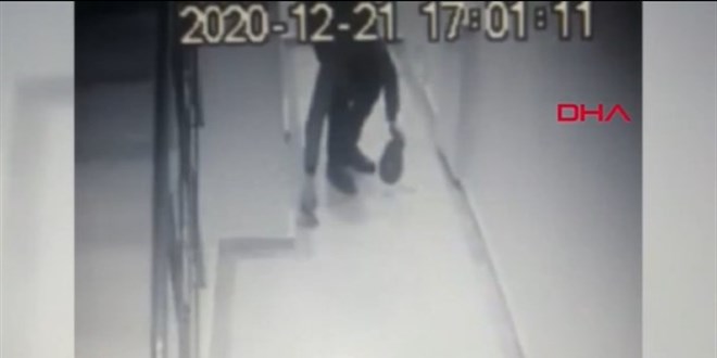 Apartmanın su sayacını çaldı, döktüğü suları da bezle sildi