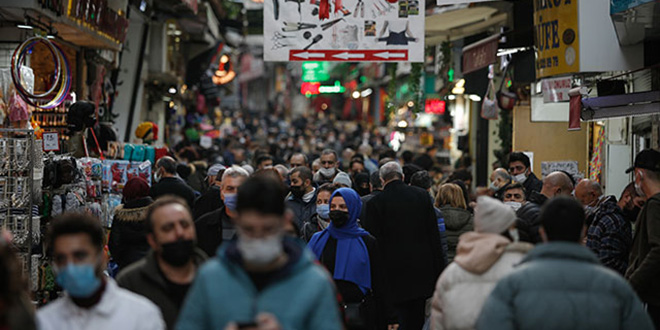 Kısıtlama öncesi Mısır Çarşısı'nda adım atacak yer kalmadı