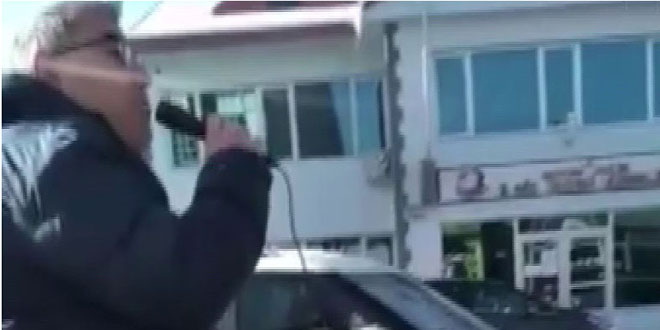 Alacaklısından megafonla parasını istedi, görenler şaşırdı