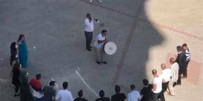 Koronavirüs testi pozitif olan kişiyi halayda buldular