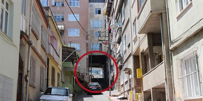 Karadeniz fıkrası gibi olay: 5 katlı apartmanın altından sokak geçiyor