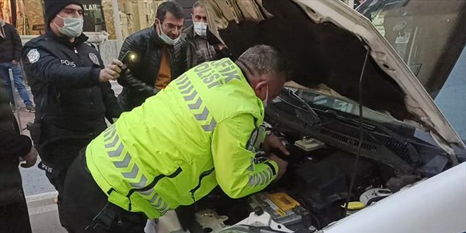 Polis aracının motoruna giren kedi yavrusunu polisler kurtardı