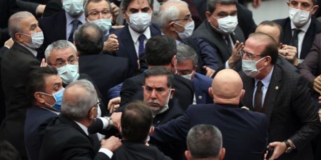 Meclis'te yumruklar sıkıldı: Milletvekilleri birbirine girdi
