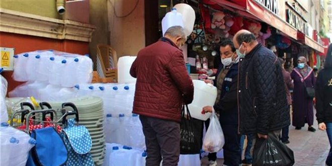 48 saat su kesintisi yapılacak! Bidon almak için sıraya girdiler