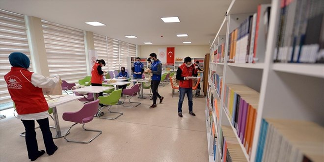 Kovid-19 sürecinde kitap okumak isteyenlere kitap götürüyor