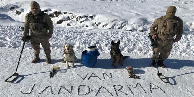 Van'da teröristlere ait silah ve el bombası ele geçti