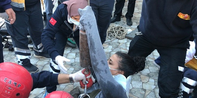 Hastanede foseptik �ukuruna d��en kad�n vin�le kurtar�ld�