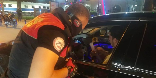 İzmir'de trafik denetiminde 17 kişiye 53 bin 550 lira ceza kesildi