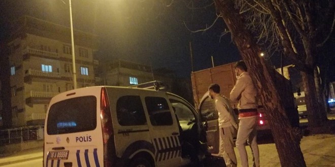 Kısıtlama saatlerinde kümeste toplanıp çay içtiler