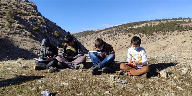 Bu köyde çocuklar uzaktan eğitim alabilmek için tepelere çıkıyor
