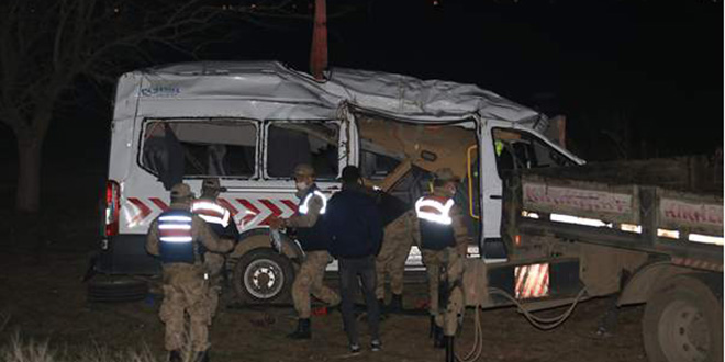 Sağlık ve askeri personeli taşıyan minibüs şarampole devrildi: 1 ölü