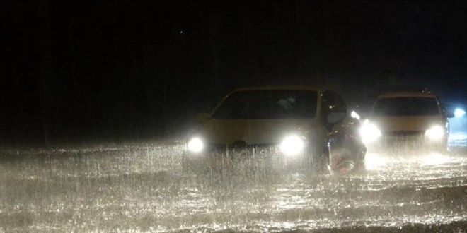 Antalya'da yollar göle döndü, araçları mahsur kaldı