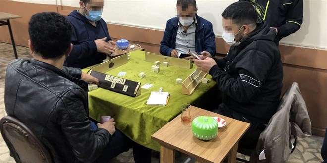 Kahvehanede oyun oynayan 40 kişiye 77 bin 886 lira ceza