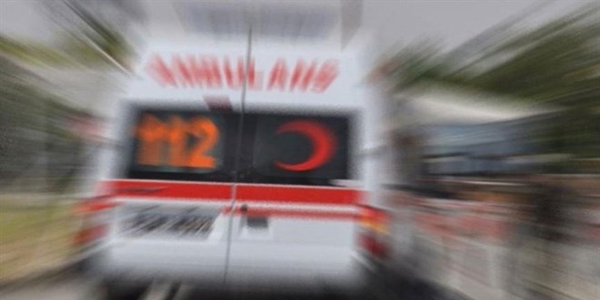 Saç kesimini beğenmeyen müşteri 2 kişiyi bıçakladı