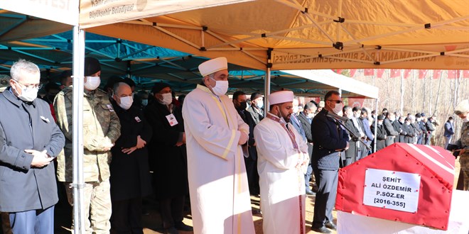Çığ şehidinin cenaze namazını imam ağabeyi kıldırdı
