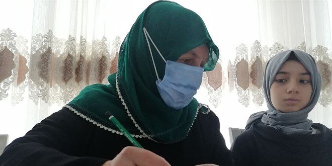Doktor, mhendis ve retmen yetitiren anne imdi okuma yazma reniyor