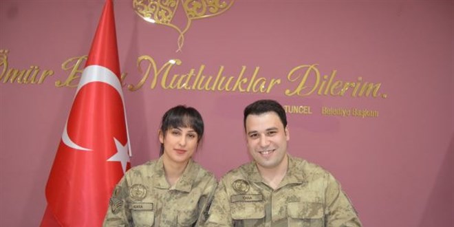 Asker çift, üniformalarıyla dünyaevine girdi